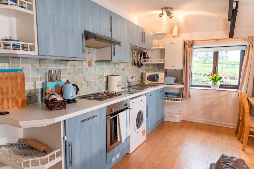Polrunny_Farm_Elderberry_Cottage_kitchen_resized
