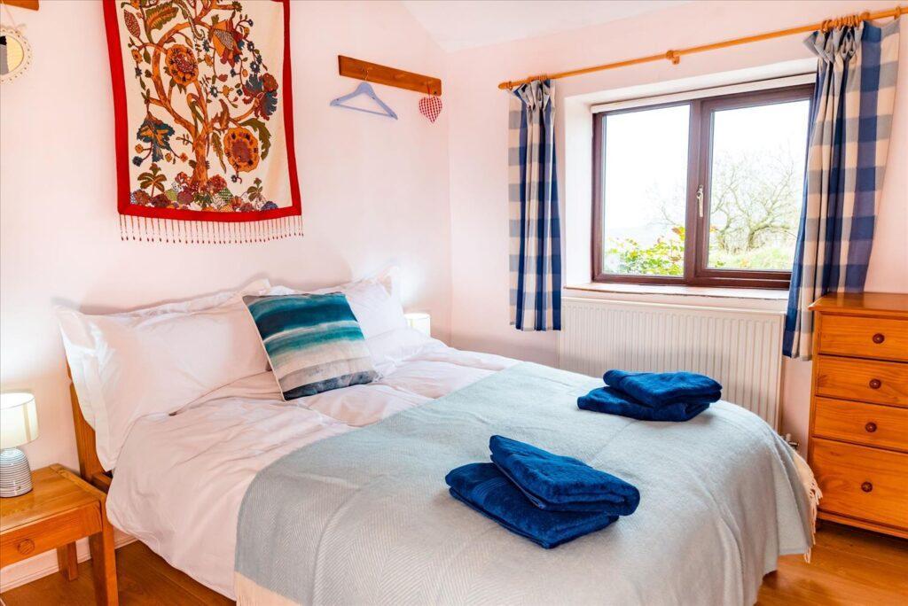 Polrunny_Farm_Seaberry_cottage_double_bedroom_e_resized