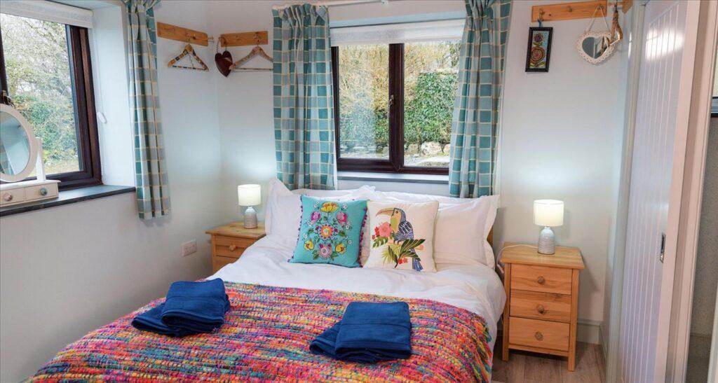 Polrunny_Farm_Sloe_Cottage_bedroom_c_resized